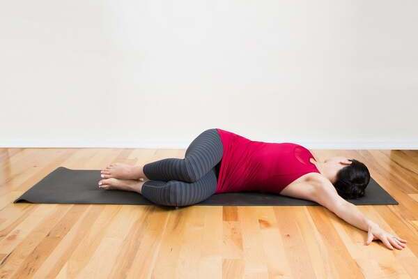 4 posições de yoga para aliviar a dor nas costas