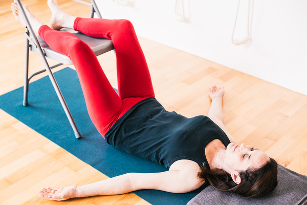 4 posições de yoga para aliviar a dor nas costas