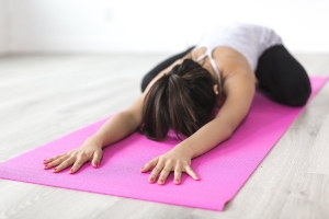 5 posturas de yoga restaurativo para aliviar o stress