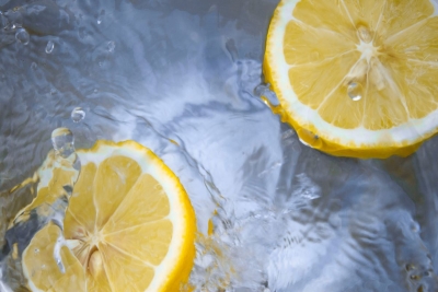 O persistente mito da água com limão em jejum