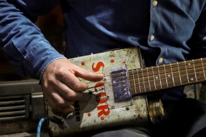 Instrumentista transforma latas velhas em guitarras elétricas