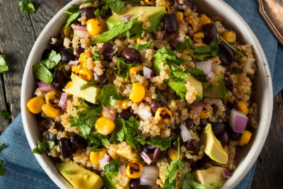 Salada de Quinoa e Grão com molho de Abacate