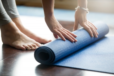 4 posições de ioga para aliviar a dor nas costas